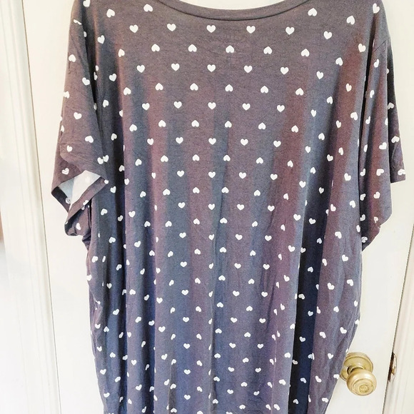 Torrid SLIM FIT CREW TEE - SUPER SOFT DOTTED HEARTS DARK SLATE GREY Size 5 - Picture 5 of 5
